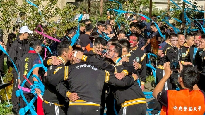 勇奪拔河三連霸