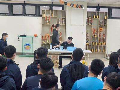 學長耐心指導頭髮如何分邊